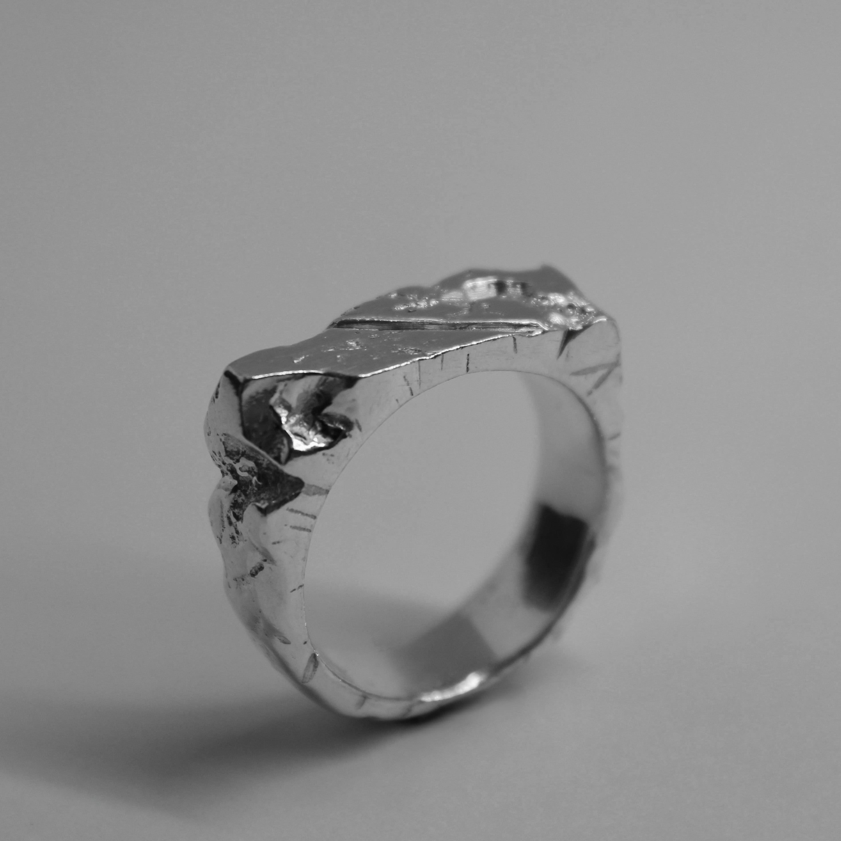 Akónis ring