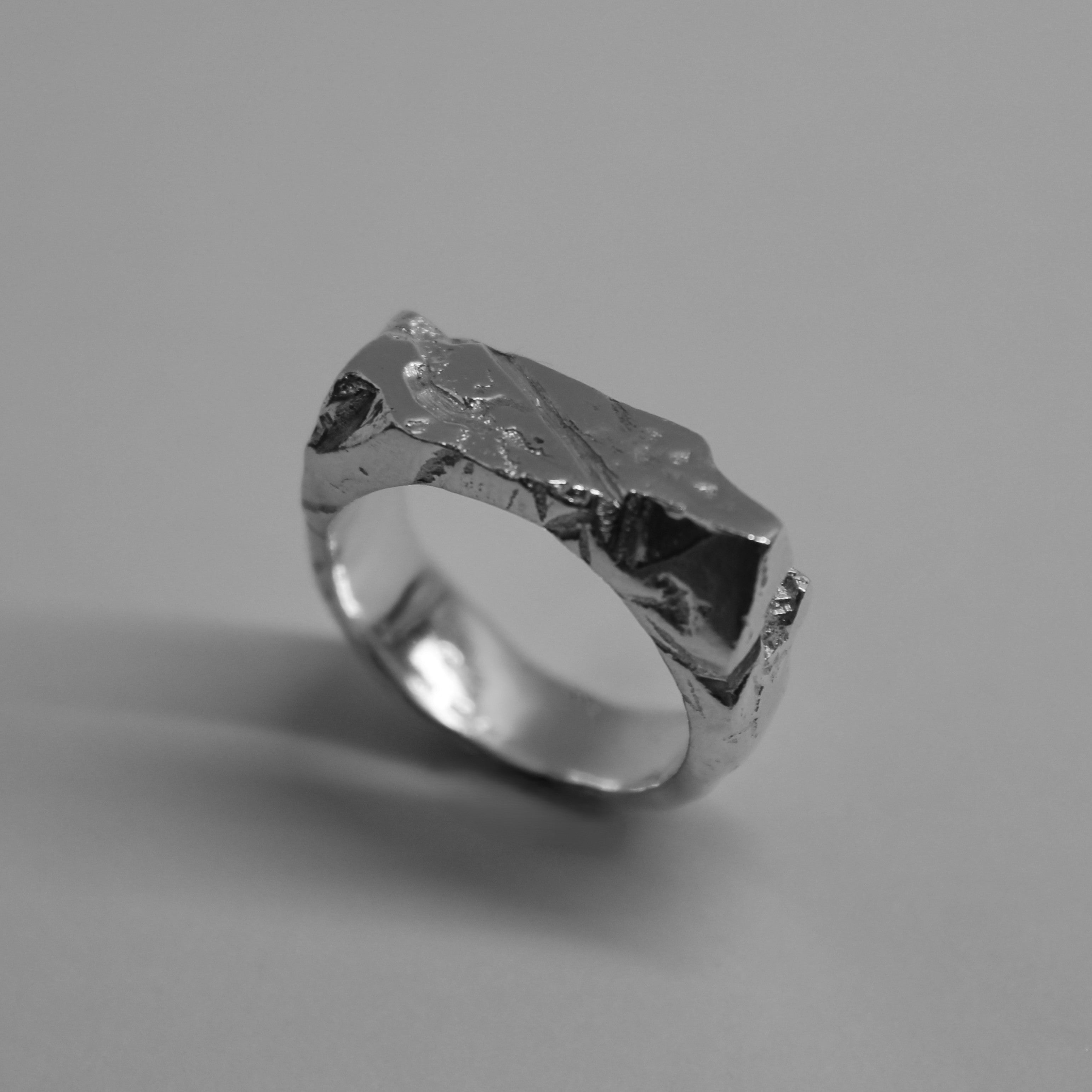 Akónis ring
